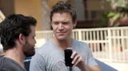 Jim (Matt Passmore, r.) knöpft sich den Paparazzo Owen de Marco (Benjamin Burdick) vor, der am Tatort Fotos des Opfers geschossen hat.