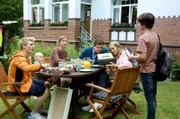 Gemütliches Beisammensein im Garten der Villa Kleist: Piwi (Meo Wulf, l.) und Anke (Fabienne Haller, 2.v.l.) loben Paul (Julian König, r.) für den Fledermauskasten, der von Christian (Francis Fulton-Smith, 3.v.r.) und Tanja (Christina Athenstädt, 2.v.r.) genau betrachtet wird.