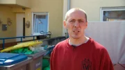 Nach zwei Jahren in der Arbeitslosigkeit tritt der 38-jährige Florian endlich seinen neuen Job an: er fängt als Wachmann im Sicherheitsdienst an.