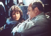 Jack Prescott (Claude Earl Jones, r.) macht sich während einer Rast Gedanken darüber, was von ihm übrigbleiben wird, wenn er stirbt. Charles Ingalls (Michael Landon, l.) hört ihm interessiert zu.
