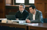 Dr. Philipp Brentano und sein Anwalt lauschen der Aussage von Joshua Keller. Im schlimmsten Fall, kann diese Verhandlung Philipp seine Approbation kosten.