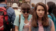 Sara (Lucia Luna, l.) und Mia (Margot Nuccetelli, r.) wollten eigentlich nur Eiscreme in der Stadt besorgen, doch dort wimmelt es nur so von Touristen.