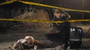 Catherine Willows (Marg Helgenberger) fotografiert am Tatort die Leiche eines nackten, unbekannten Mädchens.