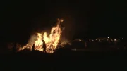 Altes Brauchtum begleitet von Franken bis ins Alpenland die Karwoche. Dazu zählt das "Fastenbier" im fränkischen Bamberg, aber auch das "Osterfeuer" (im Bild), das die Buben im oberbayerischen Benediktbeuern in jedes Haus tragen.