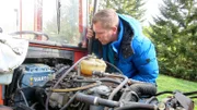 Experte Otto Schulte beim Versuch den Traktor zu reparieren