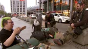 Die Punker-Clique will mit dem Zug nach Österreich reisen