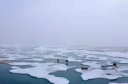Die wärmere Atmosphäre bringt das Meereis in der Arktis zum Schmelzen. Schmelzwasserseen entstehen, die sich wiederum erwärmen und das Meereis zusätzlich schmelzen lassen.