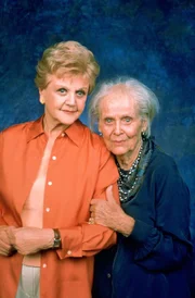 Jessica Fletcher (Angela Lansbury) und Liza Hoops (Gloria Stuart) sind in einen spannenden Fall verwickelt.
