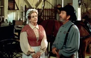 Sheriff Underwood (Mac Davis) unterhält sich mit Sarah (Jessica Fletcher) über den verurteilten Sklaven.