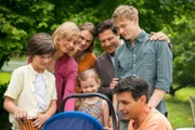 Die Ankunft des neuen Familienmitgliedes wird standesgemäß mit einer großen Gartenparty gefeiert. Christian (Francis Fulton-Smith, 3.v.r.), Lisa (Marie Seiser, 3.v.l.) und Michael (Luca Zamperoni, r.) beglückwünschen die jungen Eltern Anke (Fabienne Haller, 2.v.l.) und Piwi (Meo Wulf, 2.v.r.). Auch Paul (Julian König, l.) und Rosalie (Helena Ansorg, M.) freuen sich über das neue Baby.
