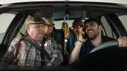 Krüger (Horst Krause, vorne li.), Ecki (Jörg Gudzuhn, 2. v. re.) und Bernd (Fritz Roth) mit dem freundlichen Taxifahrer (Thanasis Brianas)