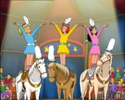 Drei Zirkusprinzessinnen hoch zu Ross bei ihrem umjubelten Auftritt: Bibi (l.), Tina (M.) und Eva (r.).
