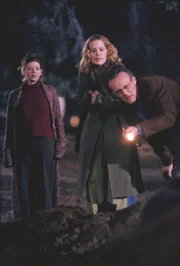 Rupert (Anthony Stewart Head, r.), Tara (Amber Benson, l.) und Anya (Emma Caulfield, M.) finden heraus, dass ein Meteorit auf die Erde gefallen ist und dieser einem Außerirdischen als Transportmittel gedient hat.