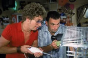 Atze (Atze Schröder, l.) und Murat (Fatih Cevikkollu) versuchen mit allen Mitteln den Vogel Pedro zum Sprechen zu bringen. Er soll ihnen verraten, wo Simolka die Juwelen versteckt hat.