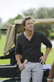 Jim Longworth (Matt Passmore) muss den Mord an einem Caddy eines bekannten Profi-Golfers aufklären, der kurz nach seiner Entlassung aus dem Gefängnis erschlagen auf einem exklusiven Golfplatz gefunden wurde.