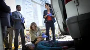 Der ehemalige Footballspieler Enzo Womack (Anthony Alabi, liegend) wird in einer Autowaschanlage tot aufgefunden. Det. Barry Frost (Lee Thompson Young, l.), Maura Isles (Sasha Alexander) und Jane Rizzoli (Angie Harmon, r.) eilen zum Tatort.