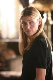 Detective Sofia Curtis (Louise Lombard) befragt die Familie von Izzy Delancy, um Informationen zu einem möglichen Mordmotiv zu bekommen.  +++