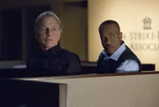 Vance (Rocky Carroll, l.) schließt sich mit Gibbs (Mark Harmon, r.) und dem restlichen Team zusammen und kehrt in den Außendienst zurück, um einen Mordfall zu lösen ...