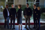 Nachdem er ein illegales Wettbüro ausgeraubt hat, stirbt der junge Seaman Dokes bei einem Autounfall. Das Team um Vance (Rocky Carroll, l.), mit Gibbs (Mark Harmon, 2.v.l.), Tony (Michael Weatherly, 3.v.r.), McGee (Sean Murray, 2.v.r.) und Bishop (Emily Wickersham, r.) versucht alles, um den Fall zu lösen. Doch SecNav Sarah Porter (Leslie Hope, 3.v.l.) droht Vance mit Entlassung ...