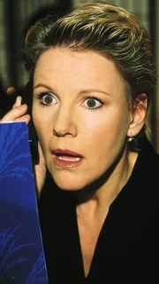 Nikola (Mariele Millowitsch) wartet im Restaurant auf ihr "Blind Date" mit einem Kandidaten einer Kontaktanzeige. Doch wer kommt da zur Tür herein?