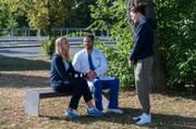 Tom (Tilman Pörzgen, r.) ist sich ganz sicher, dass bei seiner Patientin Jenny Klein (Helena Gossmann, l.) etwas nicht stimmt. Er versucht Moreau (Mike Adler, M.) davon zu überzeugen.