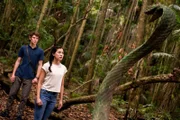 Darra (Julian Cullen, l.) und Kyra (Kimie Tsukakoshi, r.) haben im Dschungel eine Kobrastatue entdeckt, die sich ihnen bedrohlich entgegen stellt.