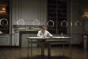 Stehen sich zum ersten Mal nach drei Jahren wieder gegenüber - hinter Panzerglas: Hannibal (Mads Mikkelsen) und Will ...