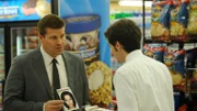 Booth (David Boreanaz, l.) sucht in Supermärkten nach Informationen über das Opfer vom Highway, denn Barb Berquist war geradezu besessen davon, Coupons von Supermärkten zu sammeln.
