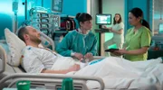 Irina Belova und ihr Freund Friedrich Müggels hatten einen Autounfall. Dr. Lilly Phan hat bei Irinas Untersuchung neben zwei gebrochenen Rippen jedoch auch Anzeichen für ältere Verletzungen festgestellt. Für Pflegerin Jasmin bestätigt das ihre Vermutung, dass Friedrich gegenüber seiner Freundin gewalttätigt ist.