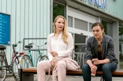 Julia (Mirka Pigulla, l.) und Rebecca (Milena Straube, r.) versuchen sich auszusprechen. Sie müssen sich erst noch aneinander gewöhnen.
