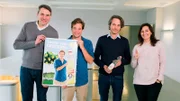 ARD/BR CHECKER TOBI, "Der Werbe-Check", am Samstag um 07:50 Uhr im ERSTEN. Tobi (2. von links) und die Werbe-Profis Ingo, Tim und Chrissy mit dem Plakat für Tobis Werbekampagne.