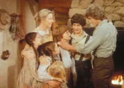 James (Jason Bateman, M.) und Cassandra (Missy Francis) haben sich entschieden, ihren Onkel nicht nach New York zu begleiten. Charles (Michael Landon, r.), Caroline (Karen Grassle, hinten l.) und Albert (Matthew Laborteaux, 2.v.r.) sind sehr glücklich darüber.
