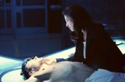 Fox Mulder (David Duchovny, l.); Diana Fowley (Mimi Rogers, r.)