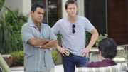 Carlos (Carlos Gímez, l.) und Jim (Matt Passmore) setzen sich über die Anweisungen ihrer Vorgesetzten hinweg und fahren zur Villa des Senators Chapman (Scott Cohen, r.), um ihn und seine Ehefrau zu befragen.