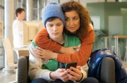 Solange Cosmos Pflegemutter Miriam Schneider in der Sachsenklinik bleiben muss, kümmert sich Linda Schneider um ihn.