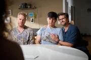 Der Moment der Wahrheit: Ernst (Diyar Ilhan, M.) sitzt zwischen Julian (Ben Münchow, l.) und Guideon (Tom Beck, r.), die nervös auf das Ergebnis des Vaterschaftstests warten.