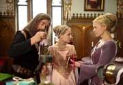 Prinzessin Myrose (Lotte Flack, Mitte) mit den Eltern, dem König (Martin Feifel, li.) und der Königin (Anna Loos, re.).