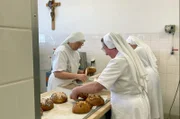 Nonnen beim Backen in Bayern