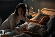 Eliza (Violetta Schurawlow, l.) macht sich Sorgen um ihre Schwester Agata (Elina Vildanova), die versucht hat, sich das Leben zu nehmen.