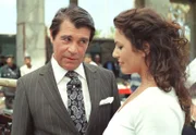 Der Ägypter Yussuf (Oliver Tobias) macht Cruisedirektorin Marlene (Christine Neubauer) schöne Augen.