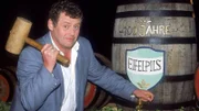 Welch' eine Ehre: Benno (Willi Thomczyk) soll auf der Jubiläumsfeier "100 Jahre Eifel-Pils" den Fassanstich vornehmen.
