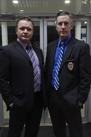 Detective Minter (l.) und Sergeant Young stehen im Country Grocery Store.  Die Verwendung des sendungsbezogenen Materials ist nur mit dem Hinweis und Verlinkung auf RTL+ gestattet.