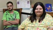 Christina ist 22 Jahre und wiegt 305 kg. Nie dachte sie, dass sie einmal so schwer werden würde. Sie kann nicht mehr Autofahren und ihr fehlt jegliche Motivation das Haus zu verlassen.