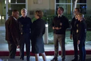 SecNav Sarah Porter (Leslie Hope, 3.v.l.) droht Vance (Rocky Carroll, l.) mit Entlassung. Doch wird es das Team um Gibbs (Mark Harmon, 2.v.l.), Tony (Michael Weatherly, 3.v.r.), McGee (Sean Murray, 2.v.r.) und Bishop (Emily Wickersham, r.) schaffen, dass er seinen Job behalten darf ...