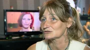 Angelika (50) schaut sich Julias Videobotschaft an