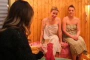Nadine (Floriane Eichhorn, r.) findet unverhofft die Besitzerin des mysteriösen Slips. Links Britta (Tabea Heynig), in der Mitte Ute (Isabell Hertel)