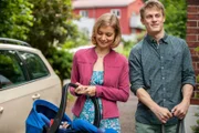 Anke (Fabienne Haller, l.) und Piwi (Meo Wulf, r.) freuen sich, dass es ihrem zu früh geborenen Baby gut geht.