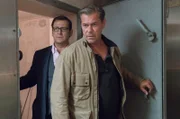 Lars (Ingo Naujoks, l.) und Finn (Sven Martinek, r.) können kaum glauben, was sie in dem Kellerabteil entdecken.