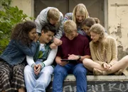 Die Einsteiner beobachten ihre Lehrern beim Geocaching. (v.l.n.r. Johna Fontaine, Flavius Budean, Paul Uhlemann, Julian Buchmann, Annalisa Weyel, Maja Hieke, Kaja Eckert)