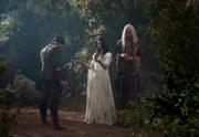 Zedd (Bruce Spence, re.) schlägt sich auf die Seite von Richard (Craig Horner) und Kahlan (Bridget Regan). Er macht sich mit den beiden auf die Suche nach dem Buch der gezählten Schatten.